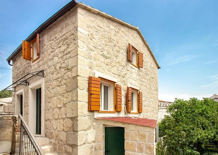 Maki Stone House - Parking On Request !