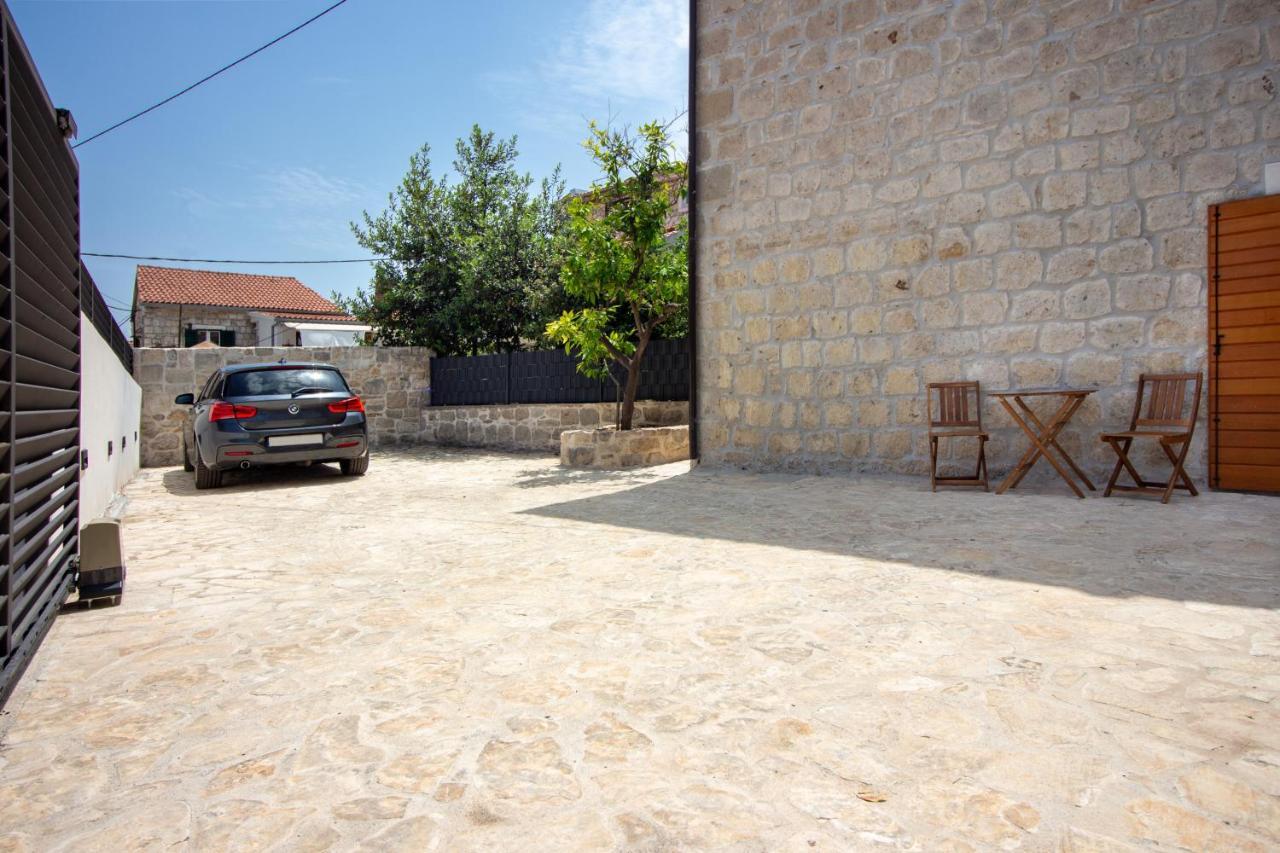 Maki Stone House - Parking On Request !