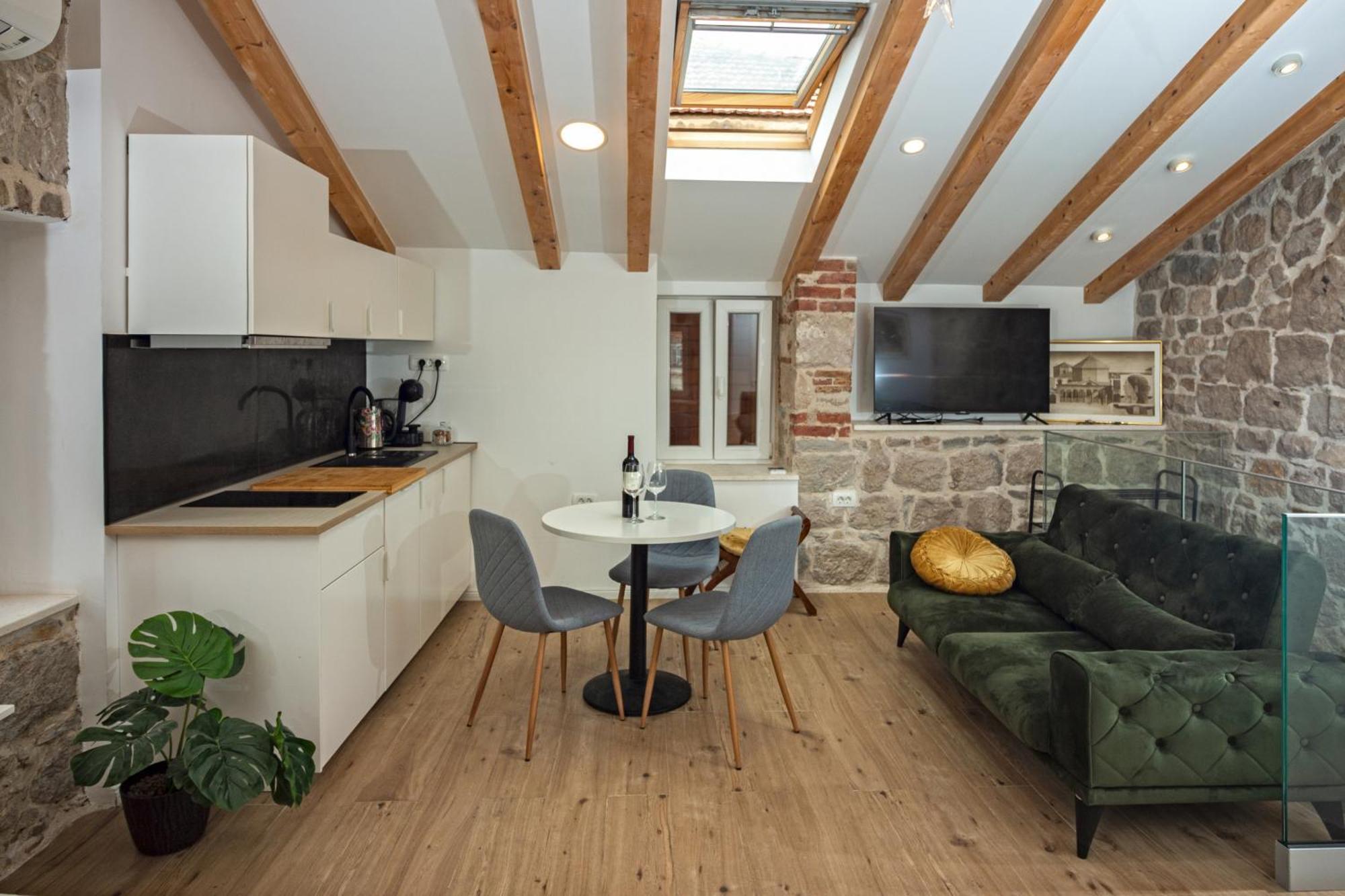 Maki Stone House - Parking On Request !