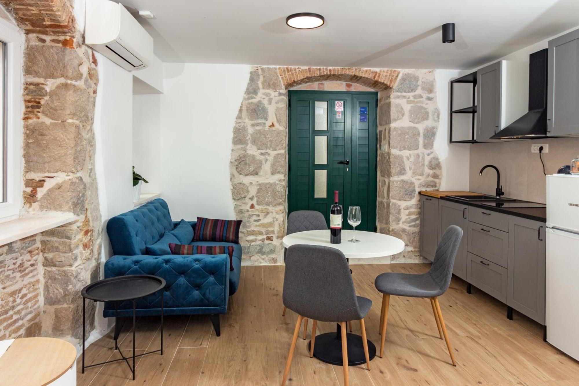 Maki Stone House - Parking On Request !