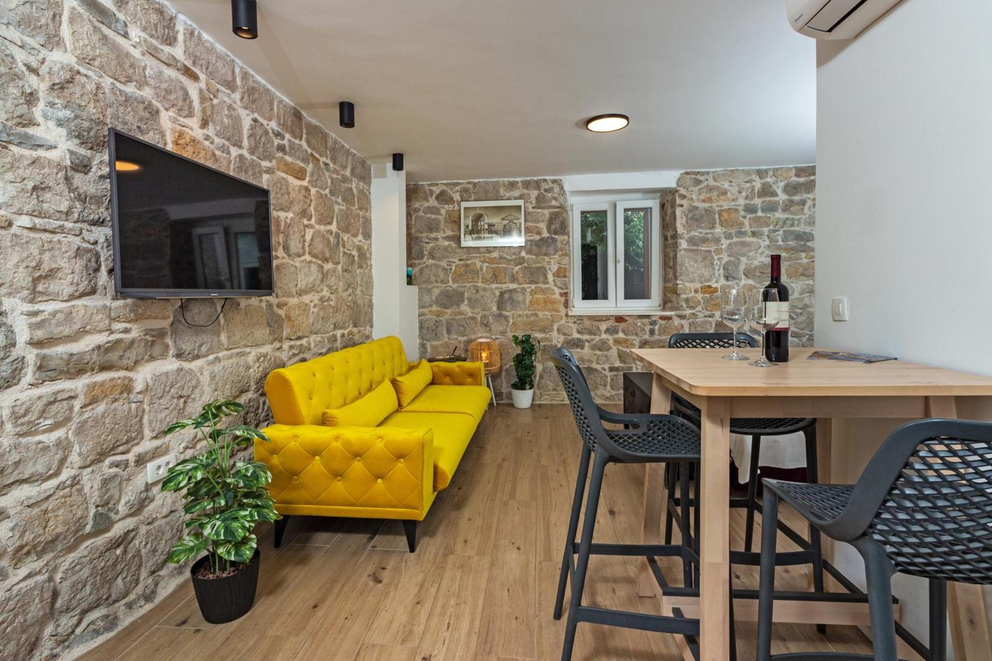 Maki Stone House - Parking On Request ! Split